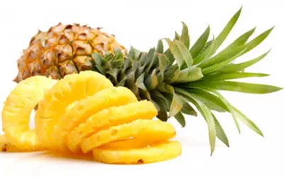 La piña con su corona de reina, su color y su sabor sin duda es la reina de la fiesta